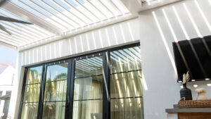 R-Blade pergola in white - Azenco